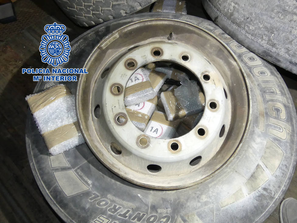 Localizan en Almería 32 kilos de cocaína ocultos en las ruedas de repuesto de un camión