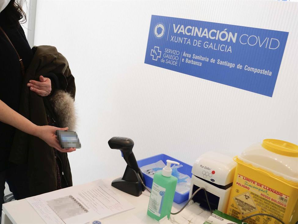 Una persona se identifica en un dispositivo de vacunación contra la COVID-19. FOTO: Europa Press
