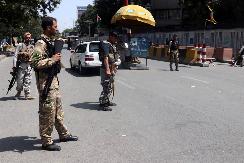 Seguridad afgana monta guardia en un puesto de control en Kabul