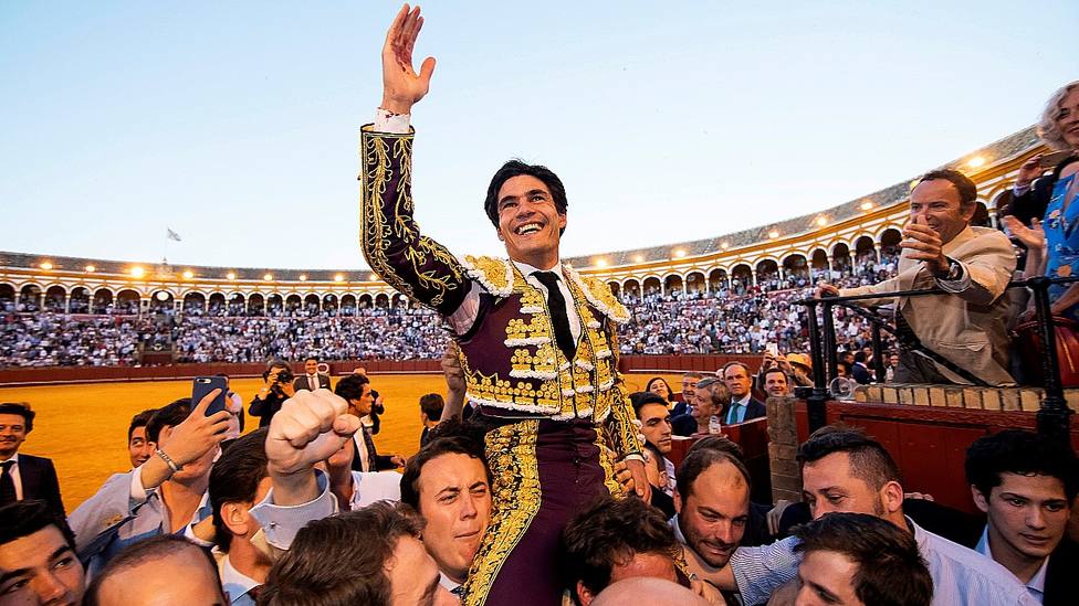 Pablo Aguado en su salida a hombros por la Puerta del Príncipe en la Feria de Abril de 2019