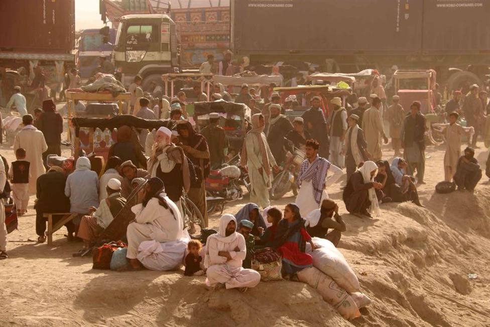 Miles de afganos, bloqueados en la frontera con Pakistán sin dinero ni documentación