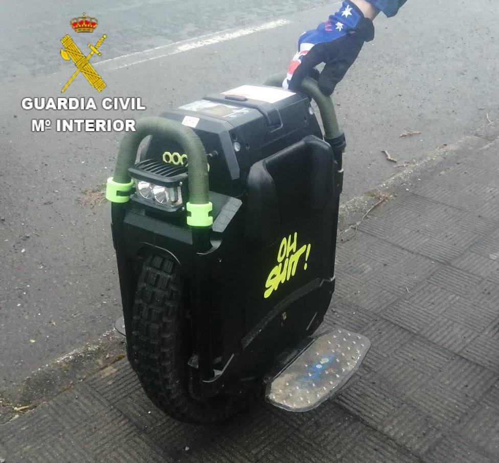 El monociclo que utilizaba un vecino de Cedeira por una vía interurbana - FOTO: Guardia Civil