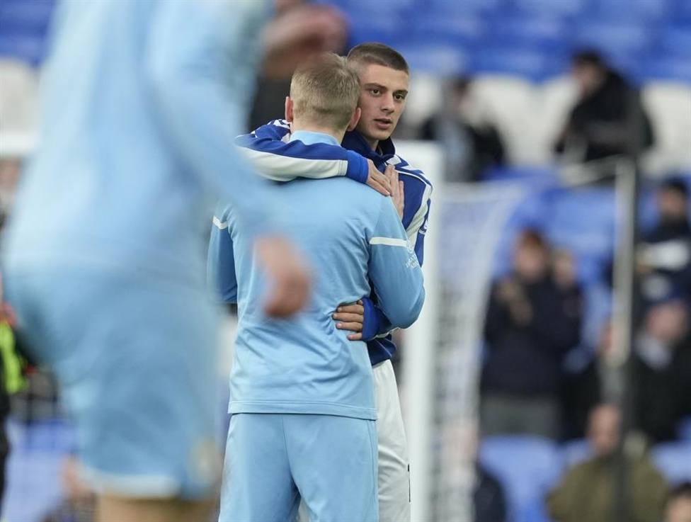 Zinchenko y Mykolenko se unieron en un emotivo abrazo antes del Everton-City