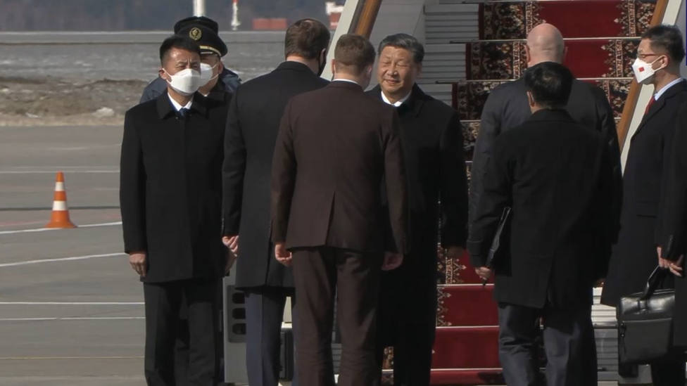 Xi Jinping es recibido por autoridades rusas a su llegada a Moscú