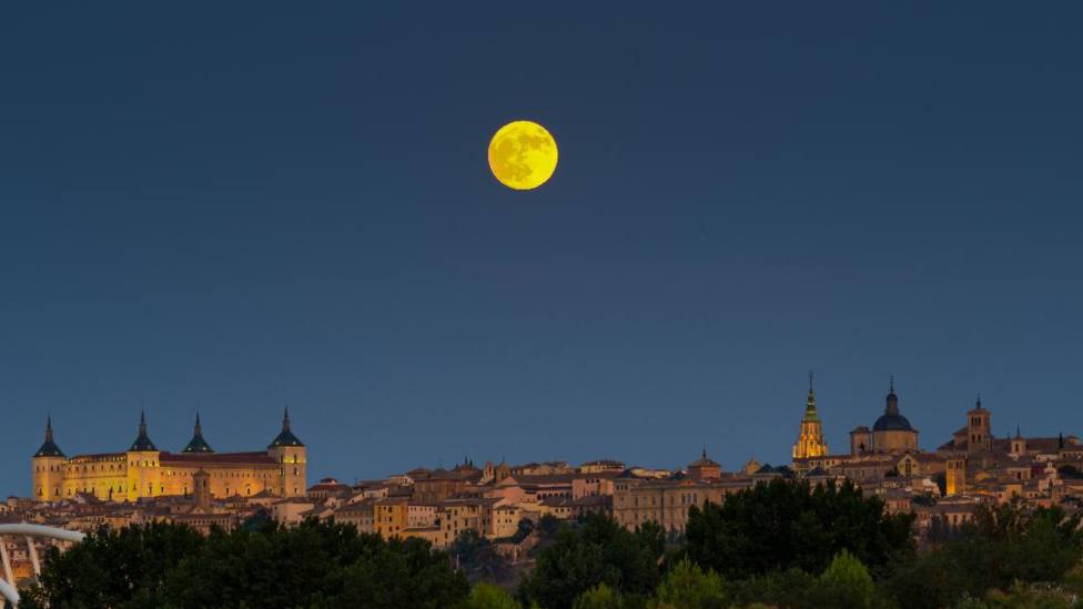 El Alcázar de Toledo, bajo el fascinante influjo de la Superluna del Ciervo