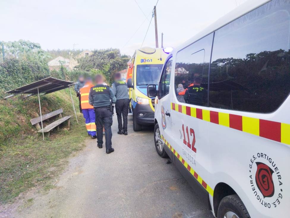 Momento en el que la mujer es introducida en la ambulancia - FOTO: Concello de Ortigueira