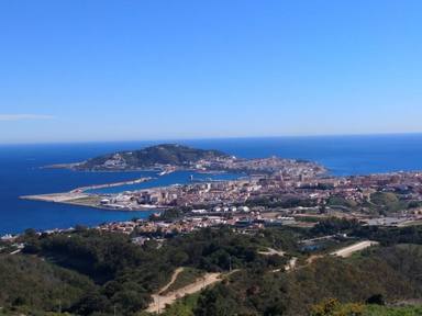 Ceuta, cuna y tumba de héroes, su muralla con foso navegable único en el mundo y su Virgen milagrosa