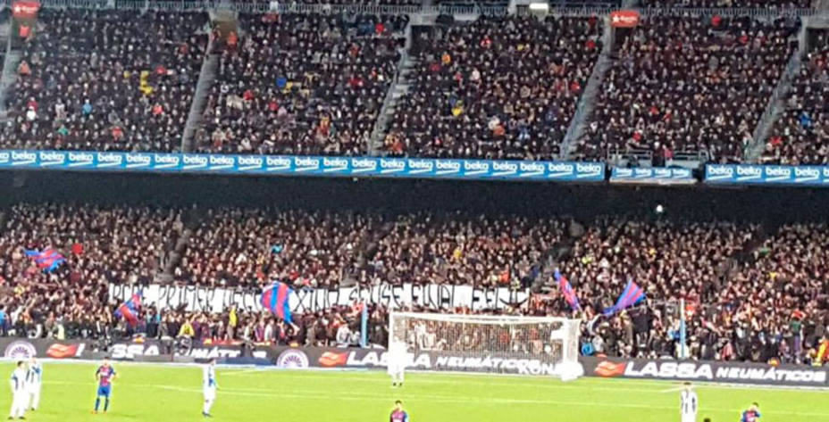 Espanyol, primer negocio chino sin final feliz rezaba una pancarta en el Camp Nou. Foto: La TDP.