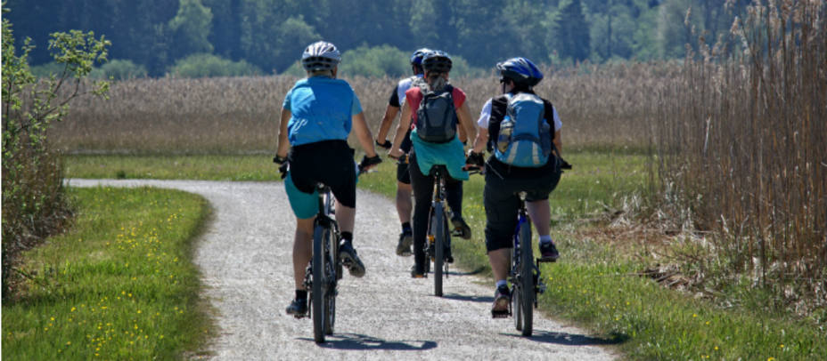 Imagen de varios aficionados al ciclismo en una ruta por el campo. Archivo COPE