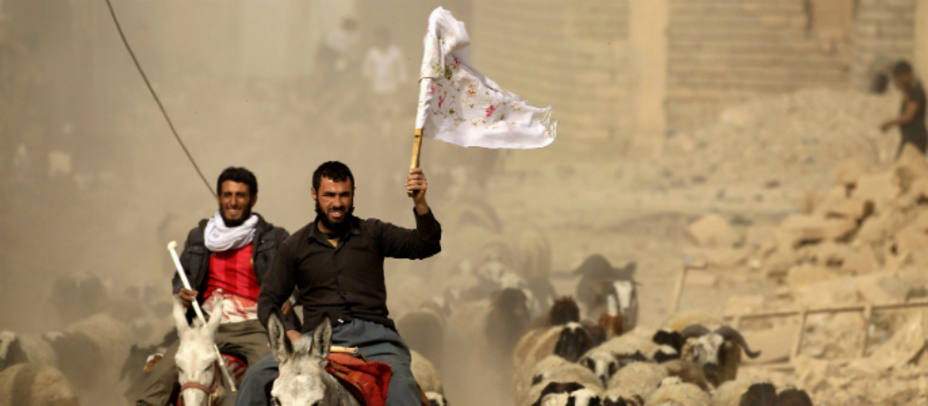 Un hombre portando bandera blanca en Bazauia. REUTERS