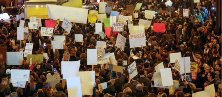 Manifestantes participan en una protesta en Chicago (Estados Unidos) contra la elección del republicano Donald Trump como nuevo presidente estaodunidense. EFE
