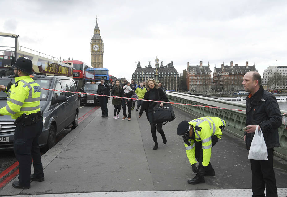 Agentes de policía británicos en el lugar del tiroteo ante el Parlamento en Londres, Reino Unido