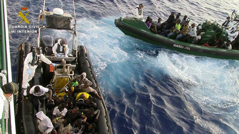 La embarcación Río Segura de la Guardia Civil colaborando en el rescate de inmigrantes. Foto Guardia Civil
