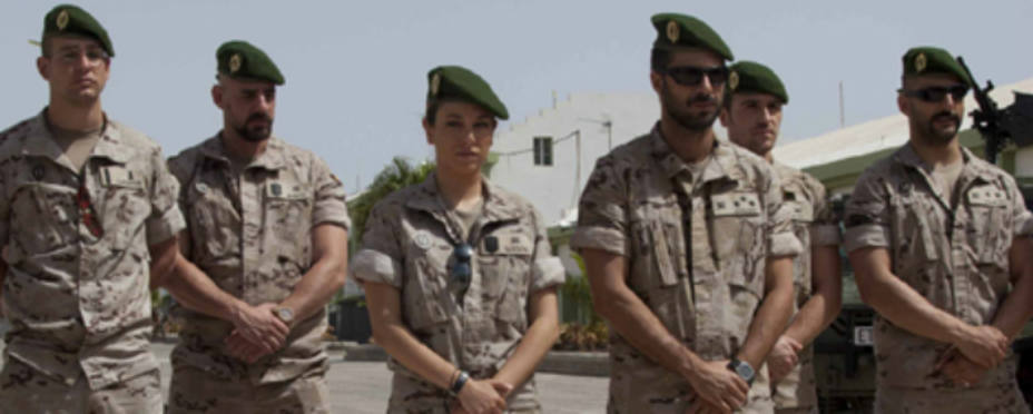Los actores de la serie con el uniforme militar (Telecinco oficial)