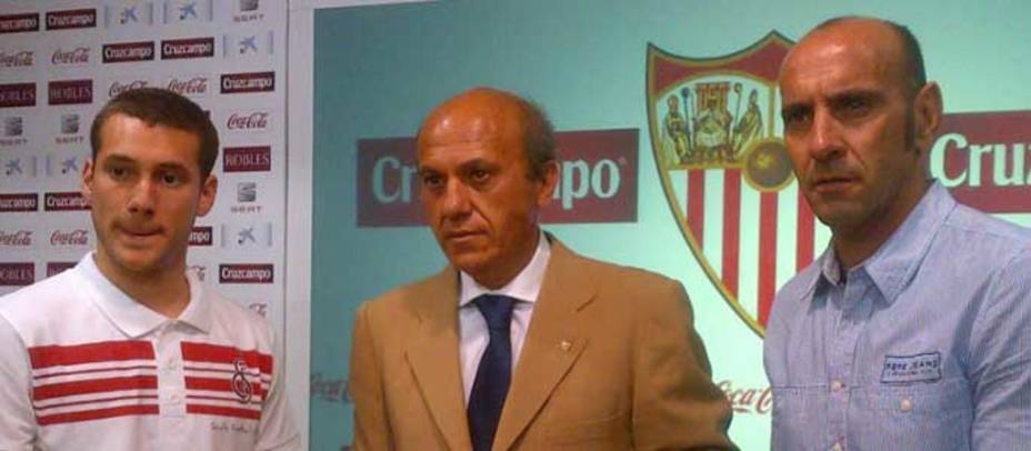 Cristofóro, junto a Del Nido y Monchi en su presentación como nuevo jugador sevillista (cope.es)