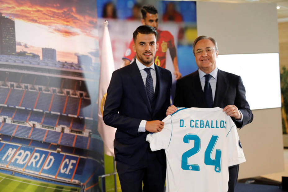 Dani Ceballos posa junto a Florentino Pérez con la camiseta del Madrid