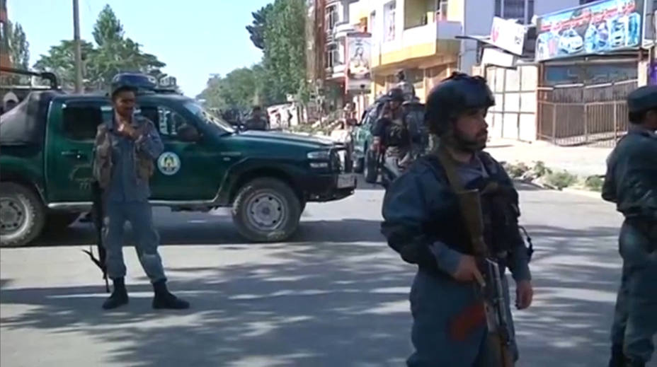 Agentes de seguridad afganos inspeccionan el coche que ha explotado en Kabul.