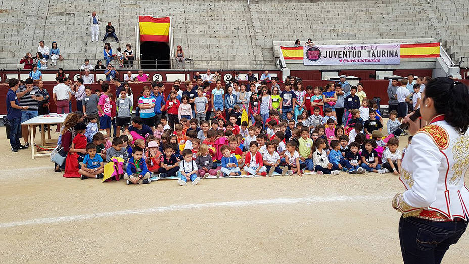 Grupo de niños participantes en el Programa Víctor Barrio en Las Ventas el pasado año