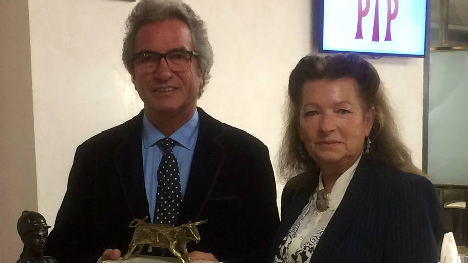 El ganadero Robert Margé recogiendo el premio de la Peña Taurina Peñaflorense