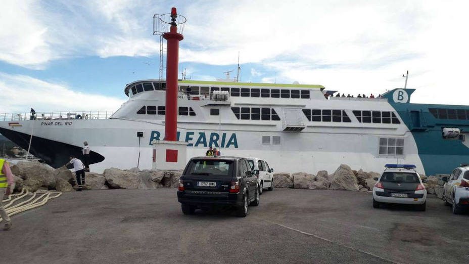 Un ferry procedente de Dénia encalla en el puerto de Ibiza