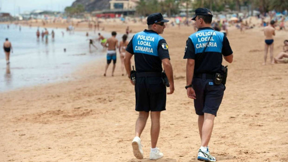 Un Policía surfero evita una violación de dos marroquíes a una turista en una playa