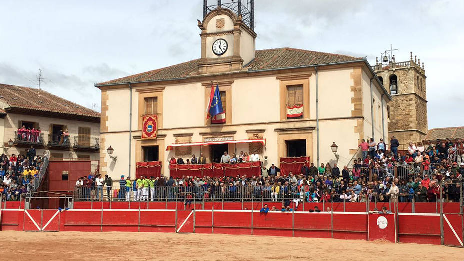 La Plaza Mayor de Riaza acoge la plaza de toros portátil donde se celebran los festejos taurinos