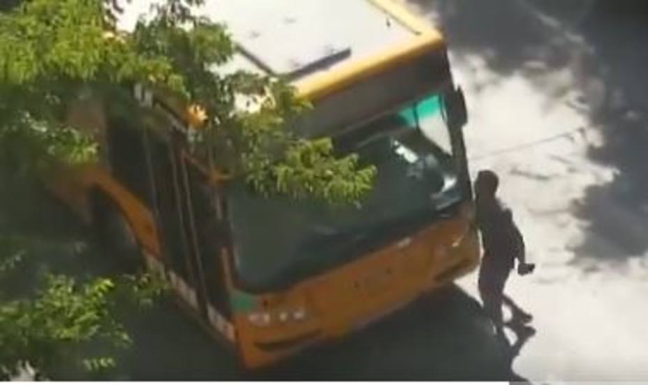 El vídeo de una brutal agresión en plena calle de un pueblo de Valencia al conductor de un autobús