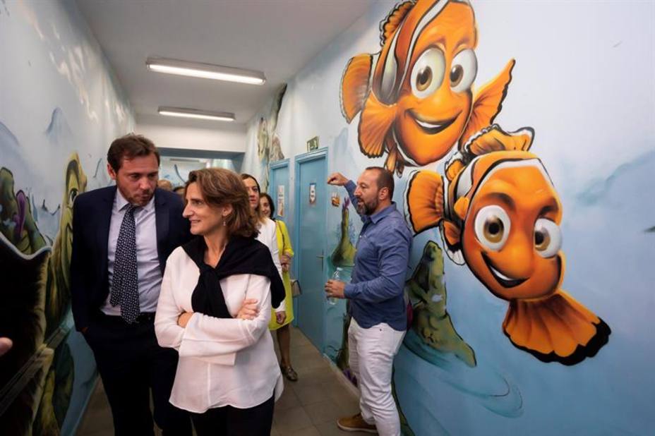 Teresa Ribera visita un colegio en Valladolid junto a Óscar Puente