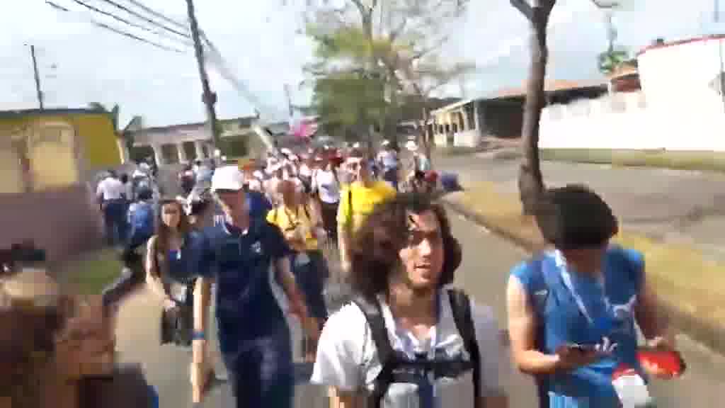 Los jóvenes españoles caminan hacia el Campo San Juan Pablo II