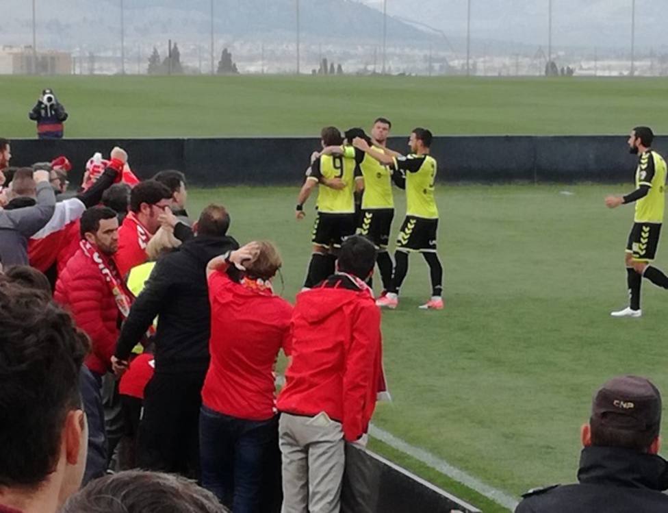 Los jugadores del Real Murcia celebran el triunfo con su afición