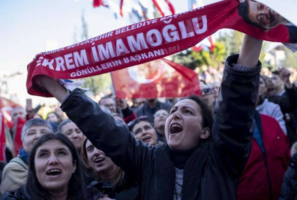 El Consejo Electoral ordena repetir las elecciones en Estambul, donde ganó la oposición a Erdogan