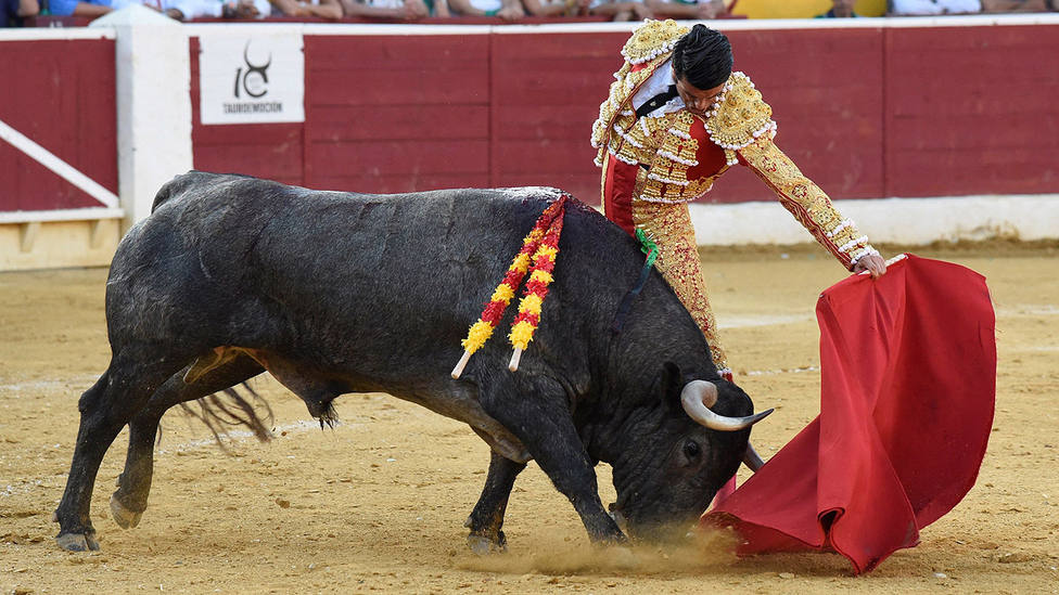 Natural de Emilio de Justo ante un toro de Adolfo Martín este domingo en Huesca
