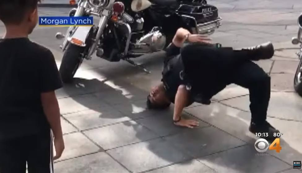 La increíble respuesta de un agente de policía tras ser retado por un niño a bailar breakdance