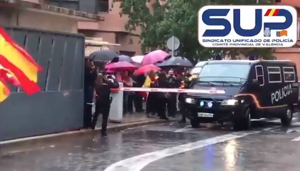 Aplausos, banderas españolas y gritos de ánimo en Valencia para los policías que regresan de Cataluña