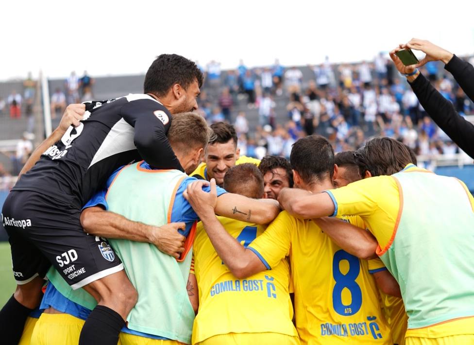Los jugadores celebrando la victoria en Ibiza