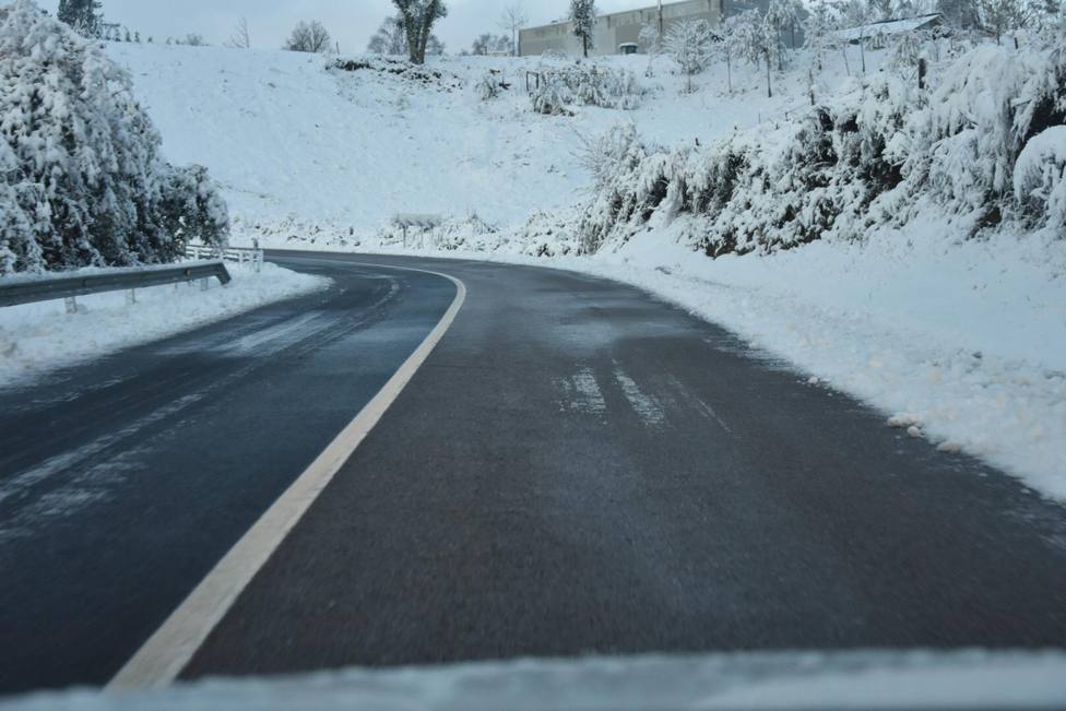 La nieve obliga a transitar con cadenas en Pedrafita y a suspender las clases en A Montaña