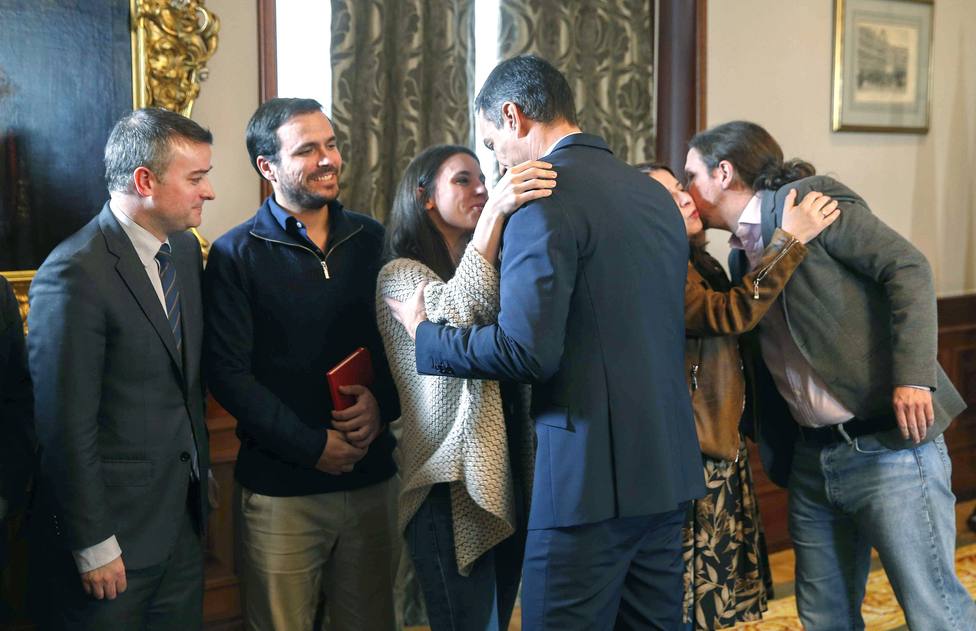 Sánchez firma el acuerdo con Podemos para formar Gobierno en España
