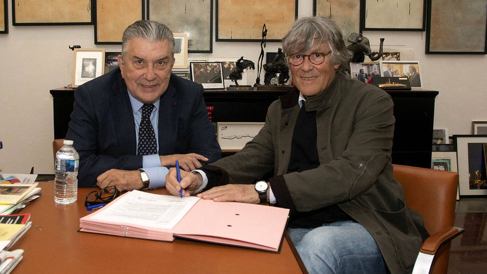 El alcalde de Nimes Jean Paul Fournier y Simón Casas durante la firma del contrato