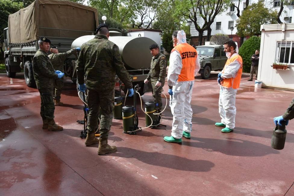 Los militares desinfectan en Córdoba un total de 31 residencias y la Casa de Acogida de Cáritas