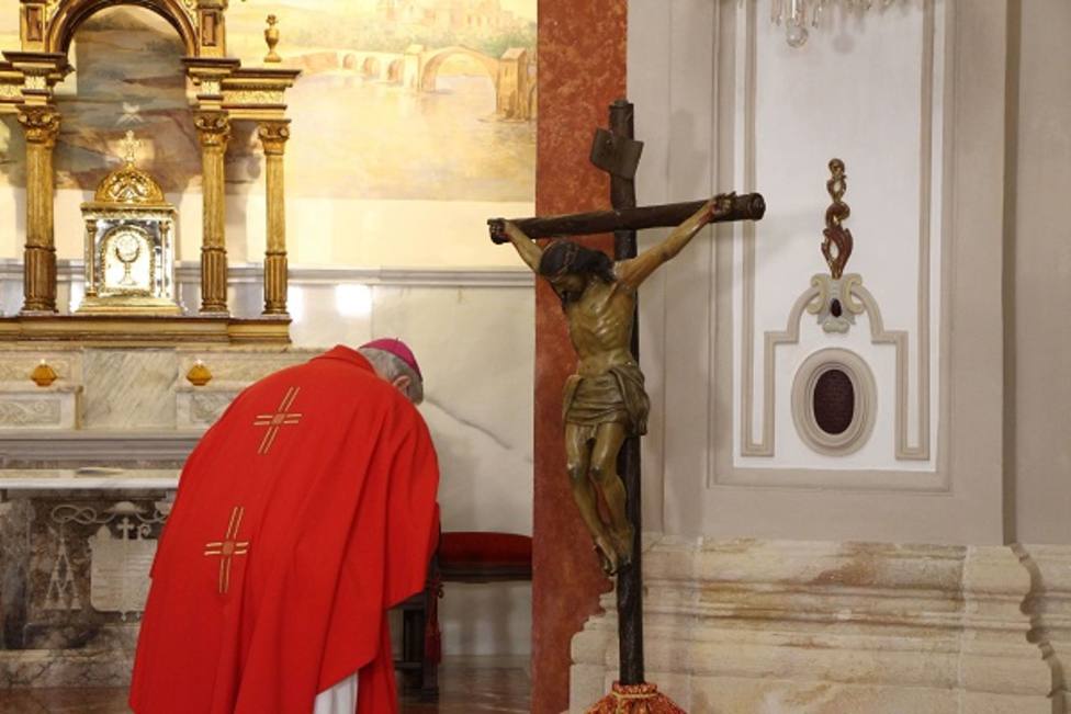 El obispo de Cartagena ha presidido los Oficios de Viernes Santo desde la capilla del Palacio Episcopal.