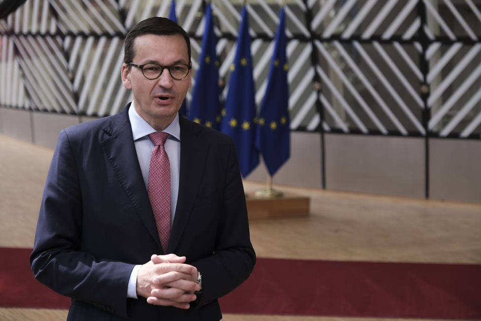 El primer ministro polaco confinado tras tener contacto con un positivo por la covid-19