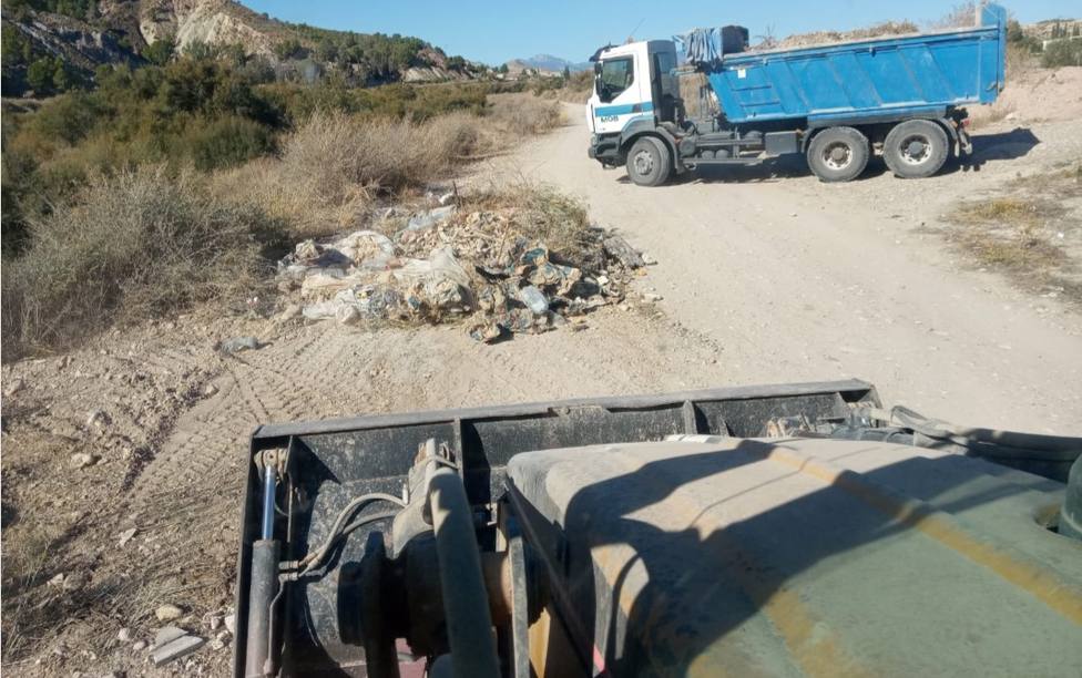 El Ayuntamiento de Lorca recoge 169 toneladas de residuos incontrolados vertidos en un tramo del cauce