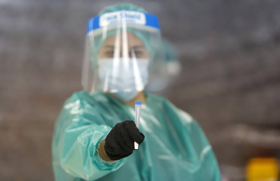 Una sanitaria muestra una prueba de coronavirus - FOTO: Europa Press / Alex Zea