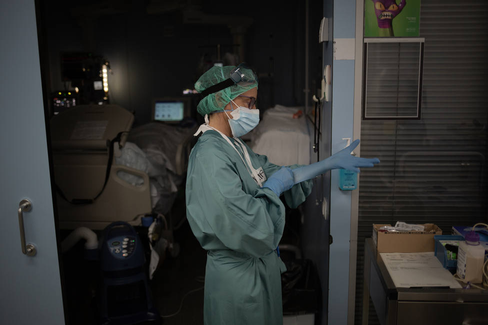 Foto de archivo de personal sanitario en una zona de coronavirus - FOTO: Europa Press / David Zorrakino