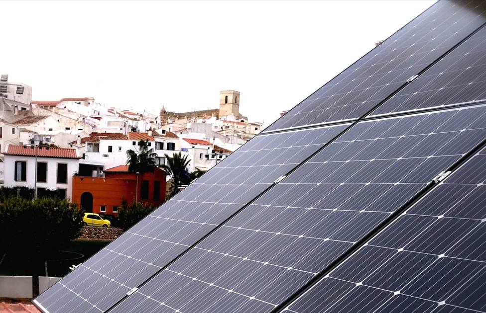 El Ayuntamiento de Alaior instala 60 módulos deplacas solares en el Polideportivo Municipal