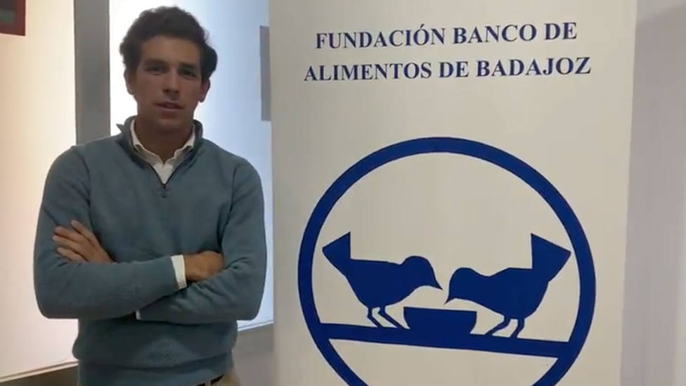 Ginés Marín durante su visita al Banco de Alimentos de Badajoz