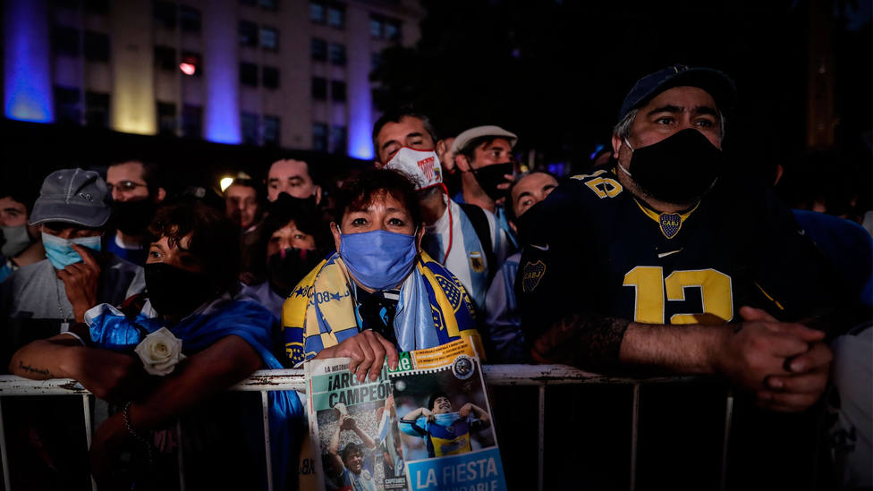 Infinidad de fans de Maradona, a las puertas del velatorio instalado en la Casa Rosada. EFE