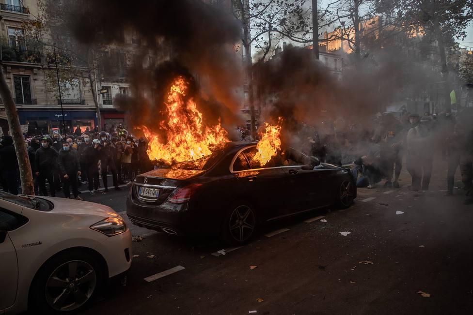 Al menos 22 detenidos y fuertes disturbios en París en las protestas contra la Ley de Seguridad