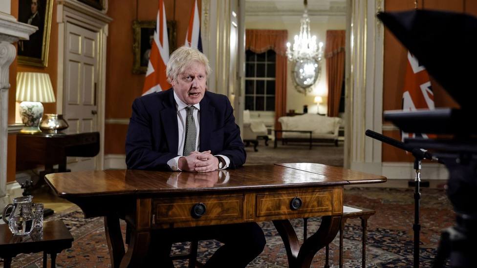 Boris Johnson ordena el confinamiento de Reino Unido con unos datos a los que se aproxima España