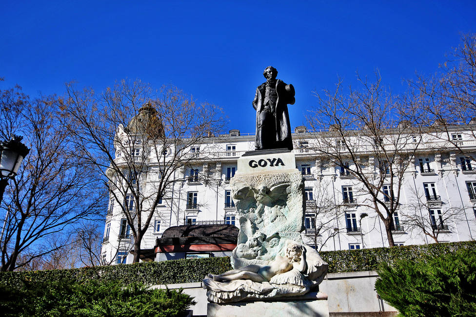 Monumento a Francisco de Goya en uno de los laterales del Museo del Prado
